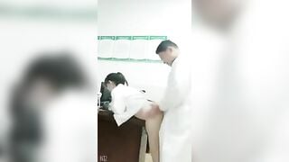 Ở lại bệnh viện vô tình thấy cảnh bác sĩ cùng y tá thực tập tăng ca sung sức