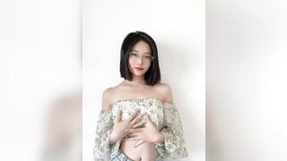 mặt đã xinh em còn đeo thêm kính thì nhìn dâm nhân x10