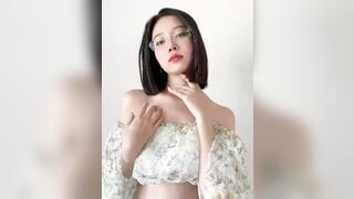 mặt đã xinh em còn đeo thêm kính thì nhìn dâm nhân x10