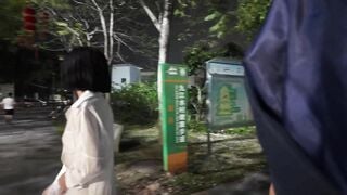 gái xinh public ngay bờ hồ đông người qua lại