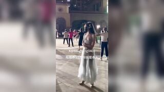 Cô gái mặt quần áo xuyên thấu nơi công cộng