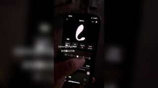 Chồng bắt vợ nhét sextoy vào lồn trước mặt nhiều người