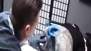 Xăm lồn cho chị khách, Mà cứ chảy đầy dâm thủy xin móc lồn