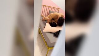 thằng bạn đưa người yêu về nhà chịch mà quên không đóng cửa