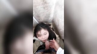 E nứng quá nên đành dắt e vào nvs cho bú cu địt giải tỏa rồi dùng dưa chuột móc lồn