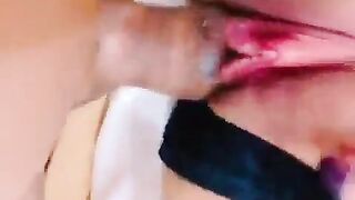 Nhà có bà cô họ dâm đãng,tối bả khoả thân mò qua hết mút dái rồi bú cu,banh lồn cho ụ