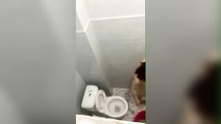 quay lén phòng trọ gặp ngay bé công nhân tắm chuồng