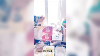 Cô gái mặc đồ như không mặc ở nơi công cộng