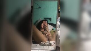 Yêu xa nên em gái quay clip gửi người yêu