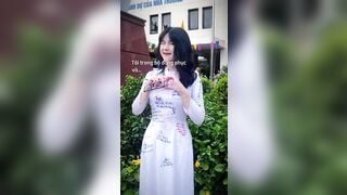 Đi học thì em ngoan ở nhà thì em hư