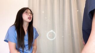 Bác sĩ đáng sợ thuyết phục thực tập sinh trẻ châu Á quan hệ để được thăng tiến