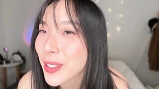 Cô gái Hàn Quốc nhận được ba chiếc bánh kem khi mở hộp 25K sub (AMAF)