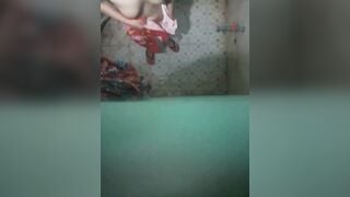 Quay lén vợ bạn tắm