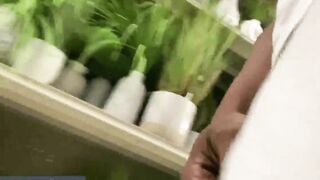 Em gái mông to to bị thanh niên vạch cặc khủng gạ địt giữa siêu thị cực dâm