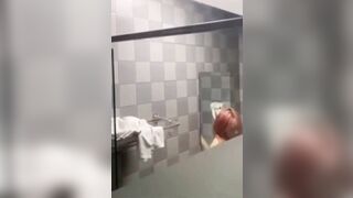 Địt bồ trong nhà tắm nhưng để thằng bạn ở ngoài phát hiện