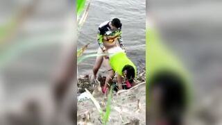 Gái xinh nóng bỏng doggy cực sướng bên bờ suối