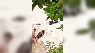 Dâm nữ chổng đít cho anh người yêu nện lút lồn ngay giữa suối
