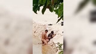Dâm nữ chổng đít cho anh người yêu nện lút lồn ngay giữa suối