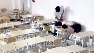 Quay lén sinh viên vụng trộm trong lớp