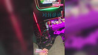 Vì đồng tiền e nhân viên KTV xinh đẹp phải bú lưỡi cực sâu vs người có tuổi bố mình