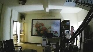 Hack cam chị gái cởi trần thảnh nhiên ra vào nhà như trốn không người
