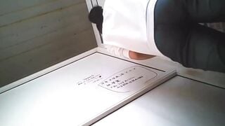 quay lén em kính cận đi WC đái phê