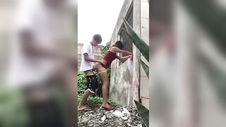 quay lén em Thảo bị người yêu nện doggy ngoài vườn cực phê