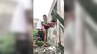 quay lén em Thảo bị người yêu nện doggy ngoài vườn cực phê