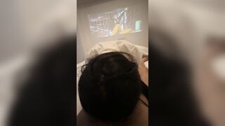 vừa xem phim vừa được em người yêu chăm sóc thằng em còn gì sướng hơn