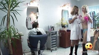 Vào tiệm tóc gặp ngay 2 em thợ Tây dâm đãng lột đồ khoe vú múp trêu khách sướng điên