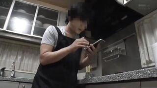 Gọi điện cho chồng khi ở chuồng có 2 người bú lồn