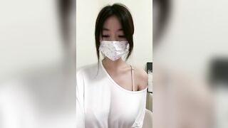 Đang học bài thì bé nữ sinh nhớ người yêu liền quay clip gửi cho anh thèm