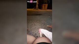 Em gái thích chơi Public ngoài cửa nhà người khác