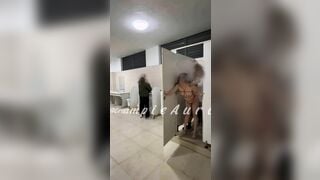Lén lút đụ nhau public trong nhà vệ sinh nam