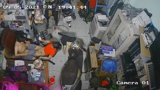 Hack cam thanh niên vừa làm việc vừa phải cạo lông lồn cho người yêu