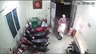 Chuẩn bị vào nhà bị bóp vếu:))