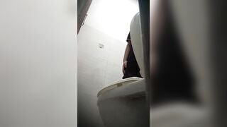 Vietnamese eatery toilet 4