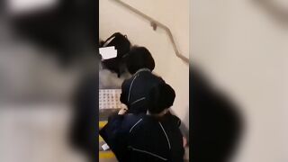 2 em học sinh đang chịch nhau thì bị phát hiện