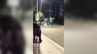 Dẫn em nô lệ ra đường