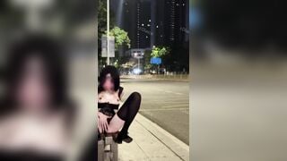 Dẫn em nô lệ ra đường