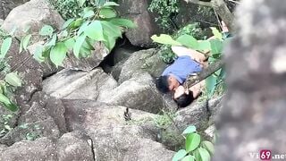 Lén lút chịch em đồng nghiệp bên bờ suối khi đi du lịch với công ty