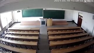 Tranh thủ trực lớp chơi con nhỏ lớp trưởng bị camera quay lại