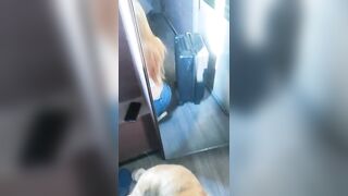 Em gái tóc vàng thổi kèn cho bạn trai và sướng một mình trong phòng