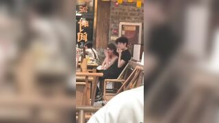 Nứng quá em bú cu anh ngay trong nhà hàng