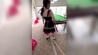 Đánh bia gặp phải em nhân viên dâm không mặc đồ lót lén xem