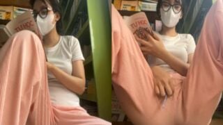 Em gái vừa đọc sách vừa nhét sextoy vào lồn