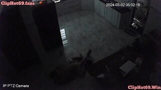 Bố dượng đag dí con chị thì con em đi ra