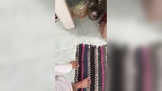 Sục sau lưng mẹ hương và soi quần sì hồng của mẹ