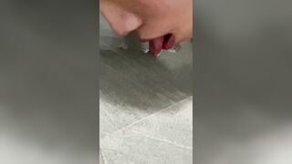 Liếm nước đái trong nhà tắm