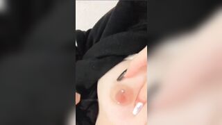Con Bạn thân vừa đi xỏ khuyến vú về đã gọi cho thằng bạn để khoe